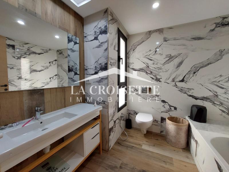 Triplex S+4 avec jardin et piscine à Gammarth